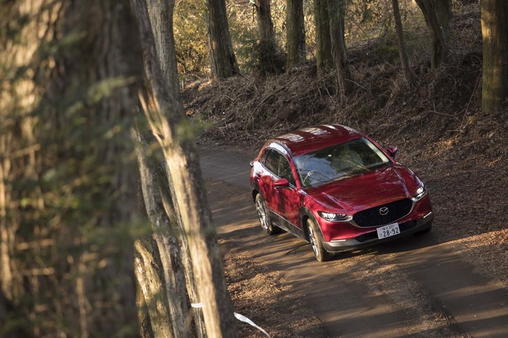 空転しているタイヤを制動して、グリップしているタイヤにエンジントルクを導く「オフロードトラクションアシスト」は「CX-30」が初採用。4WD車にのみ搭載される。