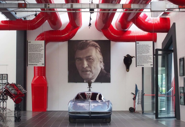 ボローニャ県のフェルッチョ・ランボルギーニ博物館にて。彼の肖像と「ランボルギーニ350GTV」のモックアップ。