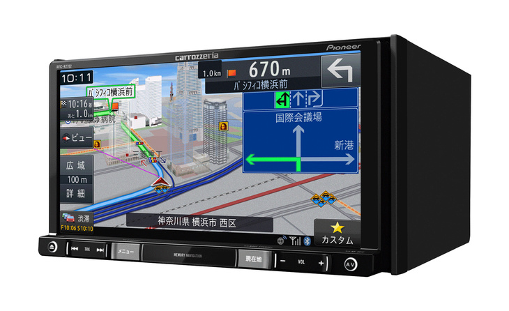 楽ナビの2018年最新モデルは9V型のRQ902が話題だが、それ以外のモデルの充実ぶりもすごい。8V型のRL902からRZ102まで全10モデルがバリエーションを組む。902シリーズの下に位置するRZ702（写真）は180mm2DINのみの設定だが、RZ902からCD同時録音機能とHDMI入力端子と無料のバージョンアップを省いて価格を抑えたモデル。