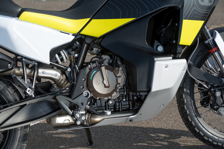 最高出力105PSを発生する排気量889ccの並列2気筒エンジン。吹け上がりのよい特性に加え、カタログ値で22.2km/リッター（WMTCモード）という燃費のよさや、1万5000kmという長いサービスインターバルも特徴だ。