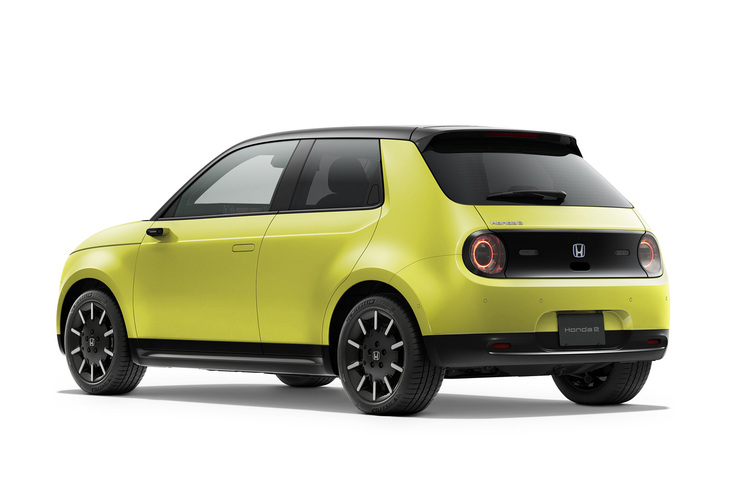 「ホンダe」は、2024年1月をもって生産が終了された。欧州発売が2020年夏、国内発売が2020年10月末だったから、そのモデルライフは4年に満たなかった。国内での販売計画として年間販売台数1000台を掲げたものの、実質3年間での登録台数は1800台弱にとどまった。