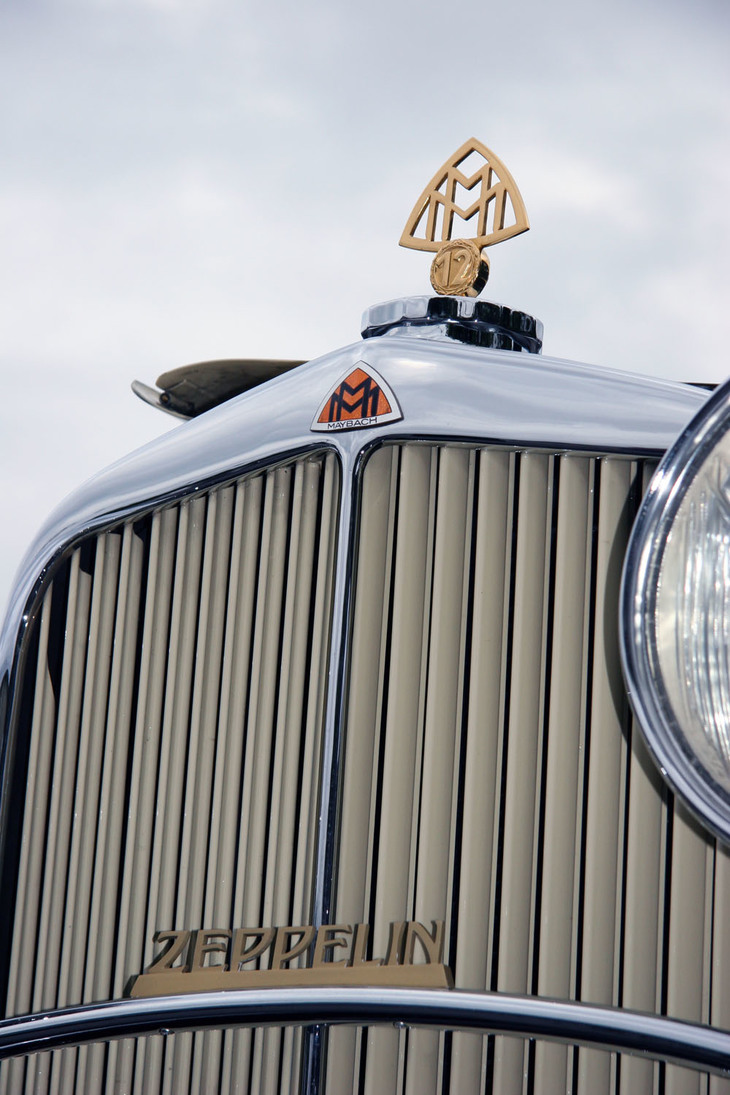 「DS8ツェッペリン」のフロントには、マイバッハのエンブレムとツェッペリンのロゴが備わる。このエンブレムは現代のメルセデス・マイバッハのクオーターピラーにも備えられている。