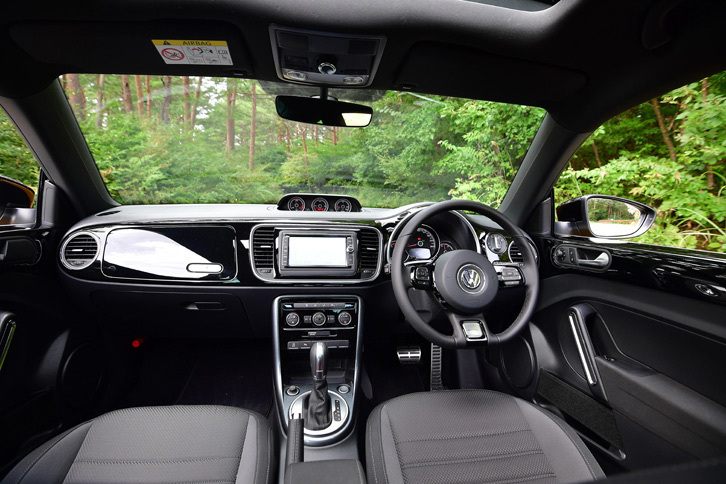 インテリアは「ザ・ビートル 2.0 R-Line」と共通のデザインを採用し、ブラックに統一したクールな空間を演出。