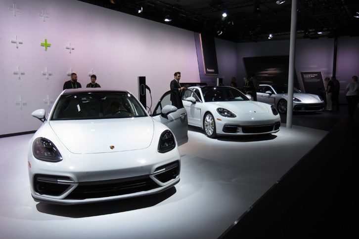 ロサンゼルスモーターショー2017のポルシェブースの様子。