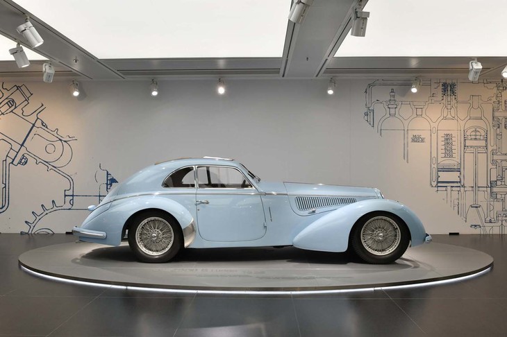 「6C」シリーズの誕生から5年後、8気筒モデルの「8C」シリーズ誕生。ティーポBに搭載された直8 DOHCスーパーチャージャー付きエンジンとトランスアクスルの駆動系を組み合わせて全輪独立懸架のシャシーに搭載した「8C 2900B」は、間違いなく戦前に生み出されたスポーツカーのトップに君臨するモデル。戦前の同社の代表作といえる。写真はブルーが鮮やかな「8C 2900Bルンゴ」（1938年）。