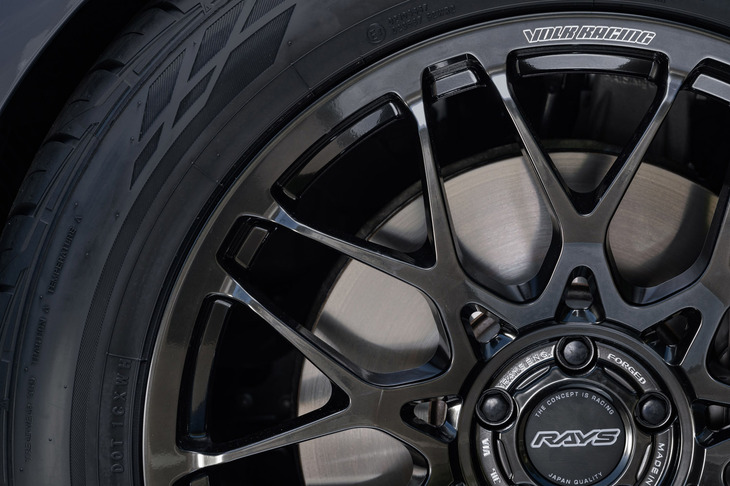 レイズが誇る鍛造スポーツホイールのブランド、ボルクレーシング。その最新作「G29」は、製品名にも見られるとおり、2×9スポークのメッシュデザインが特徴となっている。