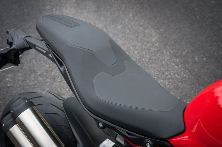 後端に「MONSTER」のロゴがエンボス加工されたシート。従来型より高さを5mm下げ、幅を絞ることで、足つき性を改善している。