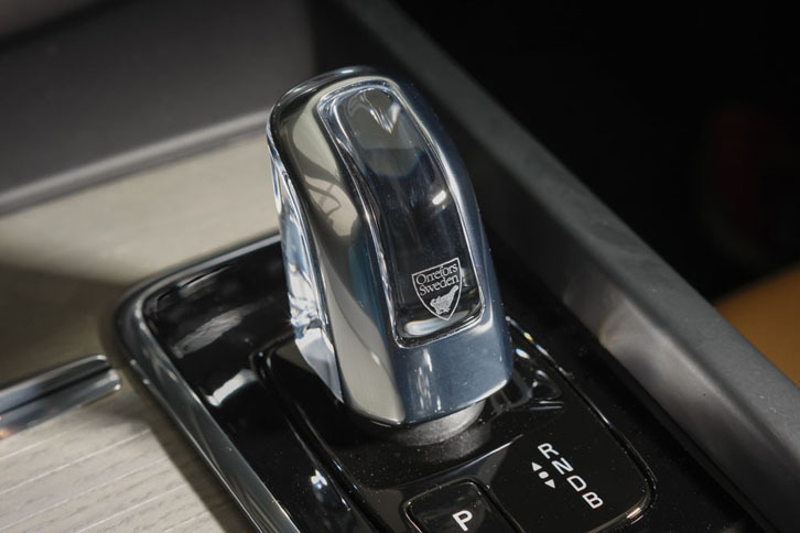 Orrefors社製のクリスタルシフトノブ（写真）は、最上級グレード「T8 Twin Engine AWDインスクリプション」に装着される。