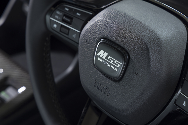ステアリングホイールのセンターパッドには「M55 MITSUOKA」のバッジが貼られている。