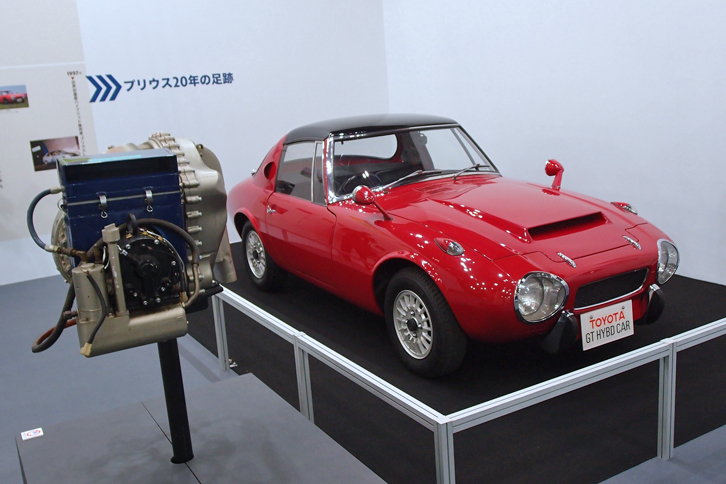 「トヨタ・スポーツ800 ガスタービン・ハイブリッドカー」。ガスタービンエンジン（写真左）とモーターを併用するタイプのハイブリッド車である。