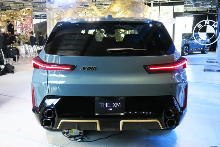 BMW XM（リアビュー）