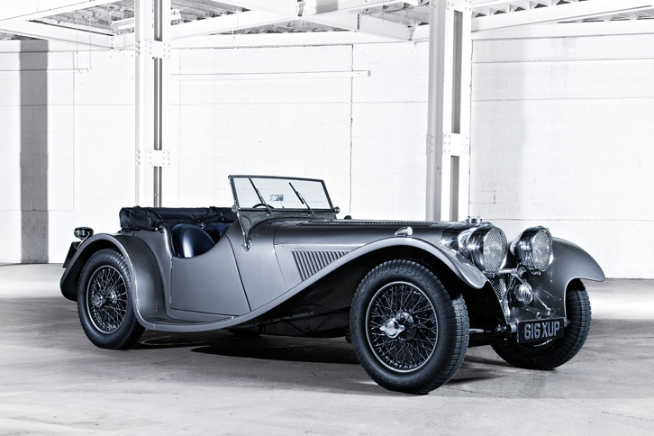 1935年にデビューした「SS100」は、優雅なスタイリングを魅力としていたジャガー（当時はSSカーズと名乗っていた）にとって、初の高性能スポーツモデルであり、戦前の英国を代表する名車のひとつとして数えられている。