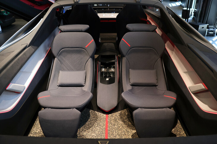 「クインテッセンツァbyイタルデザイン」のデッキ部。