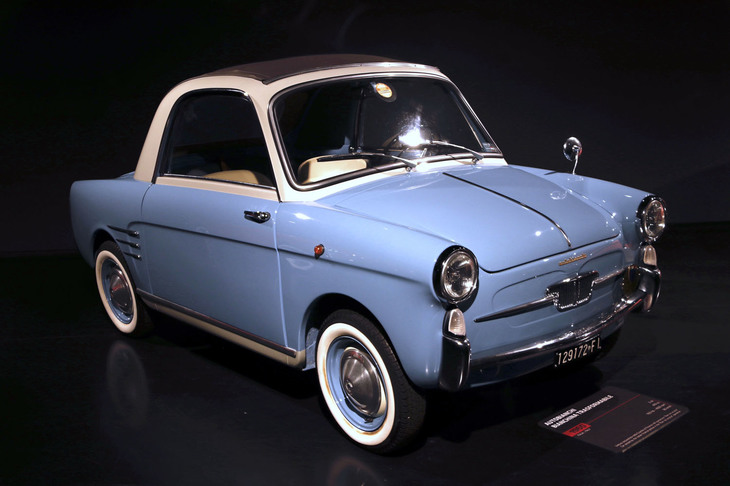 「アウトビアンキ・ビアンキーナ トラスフォルマービレ」（1960年）。トラスフォルマービレとはキャンバストップを備えた仕様のこと。