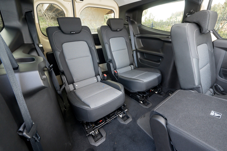 ホイールベースが3100mmもあるので3列目におまけ感はなく、大人でもきちんと座れるサイズと空間だ。