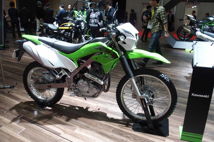 カワサキブースには、デュアルパーパスモデルとして人気の「KLX230」（写真）や「Z900RS」「ニンジャH2カーボン」「ニンジャZX-14R」などの市販モデルも展示。