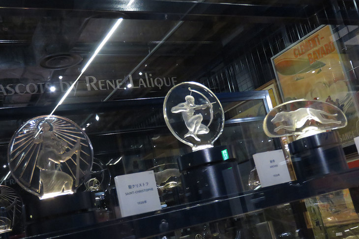 ガラス工芸家ルネ・ラリックのガラス製カーマスコット。