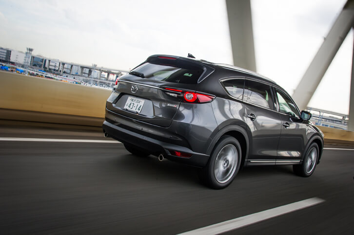 シャシーについては、「CX-9」のものを基本としつつスプリングのダンピングレートやダンパーの減衰力などを「CX-8」専用に最適化。コーナリング時に前の内輪が浮き上がるのを防ぐため、フロントのダンパーにはリバウンドスプリングを内蔵している。