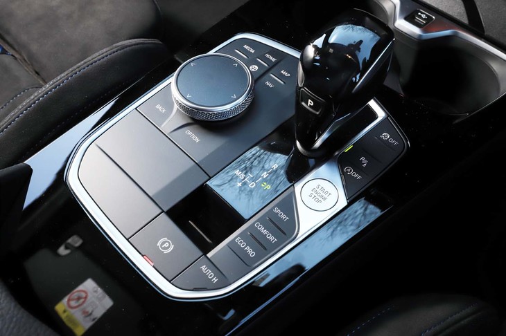 トランスミッションは8段のトルコン式ATを採用。ローンチコントロール機能も備わっている。