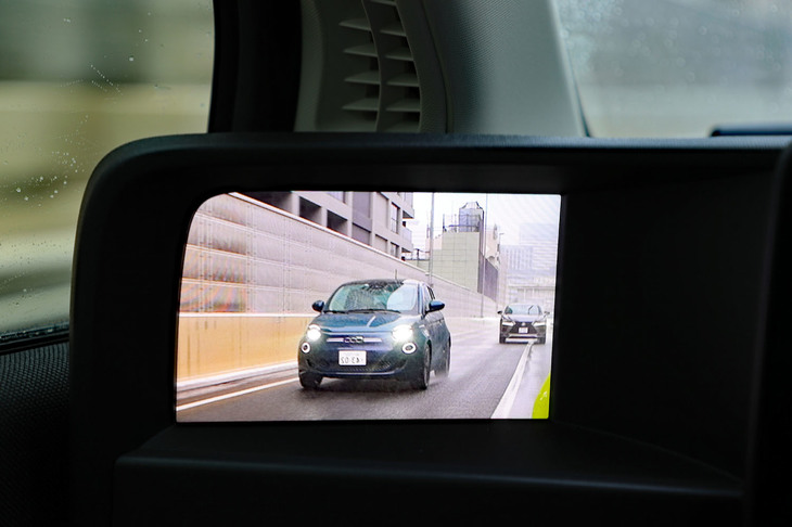 ダッシュボードの端に備わるデジタルサイドミラー。取材日は雨天だったので、非常に重宝した。