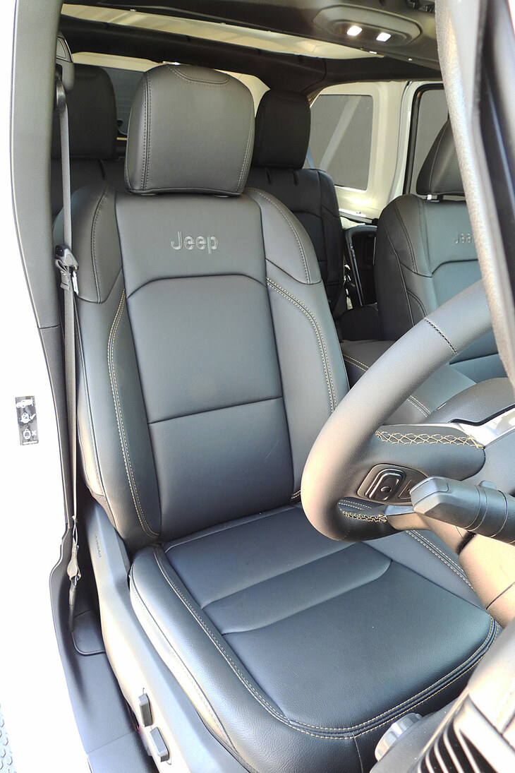 ジープ・ラングラー アンリミテッド サハラ（フロントシート）