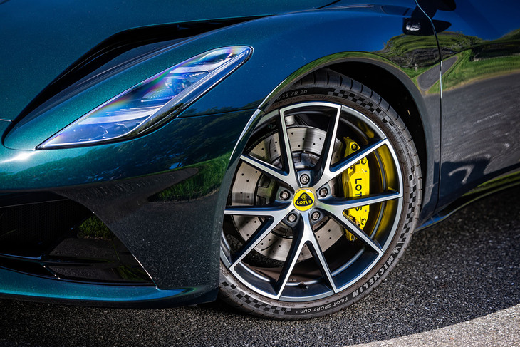 ダイヤモンドカット仕上げが施された標準仕様の20インチ鍛造ホイール。無償オプションでシルバーまたはグロスブラックが選択できる。タイヤは「ミシュラン・パイロットスポーツ カップ2」で、サイズはフロントが245/35ZR20、リアが295/30ZR20。