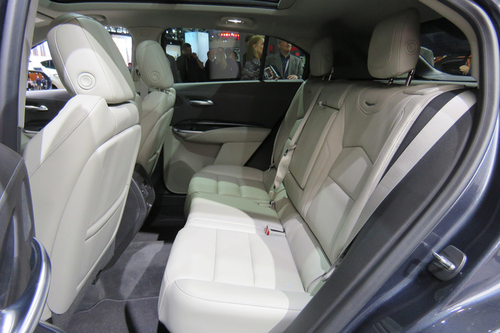 キャデラックXT4（リアシート）