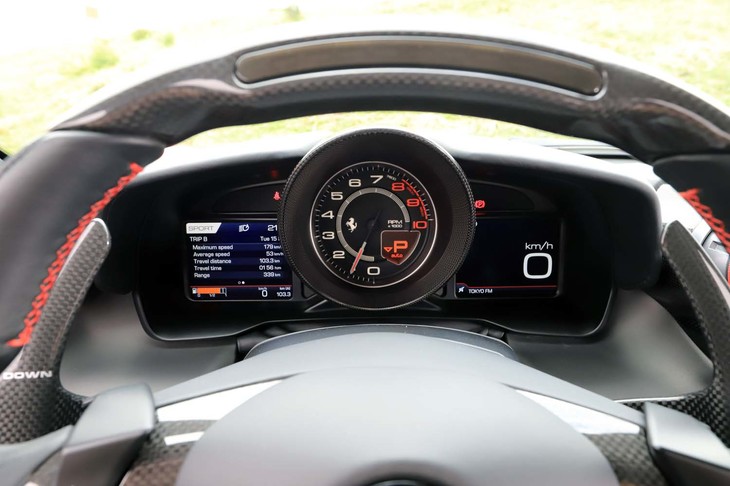 エンジン回転計の両サイドに液晶パネルがレイアウトされたメーターナセル。レッドゾーンは8000rpmからで、目盛りは1万rpmまで刻まれている。