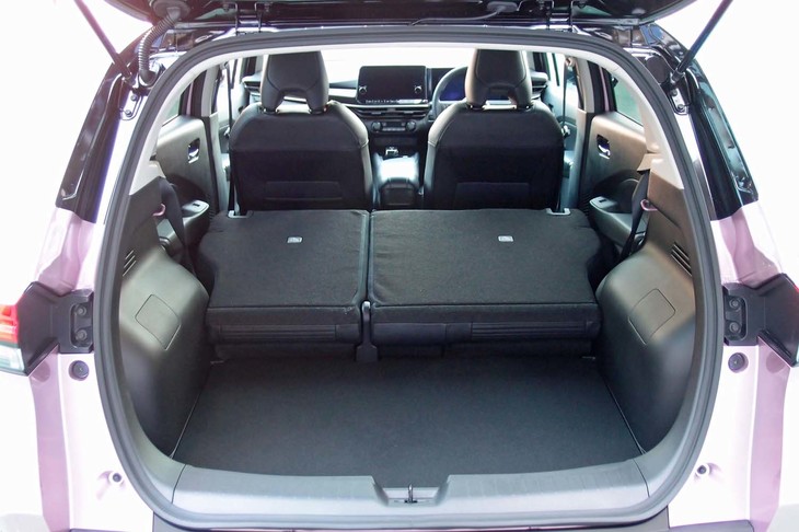 後席の背もたれを倒して荷室を最大化した状態。荷物の積載スペースはフルフラットにはならない。