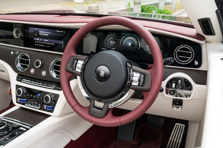 インテリアの意匠や操作系の設計は、基本的にエンジン車の「レイス」などと共通。ドライバーに煩雑な操作を求める、シフトパドルなどは装備されない。