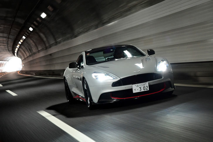 動力性能は0-100km/h加速が3.5秒、最高速は323km/h。