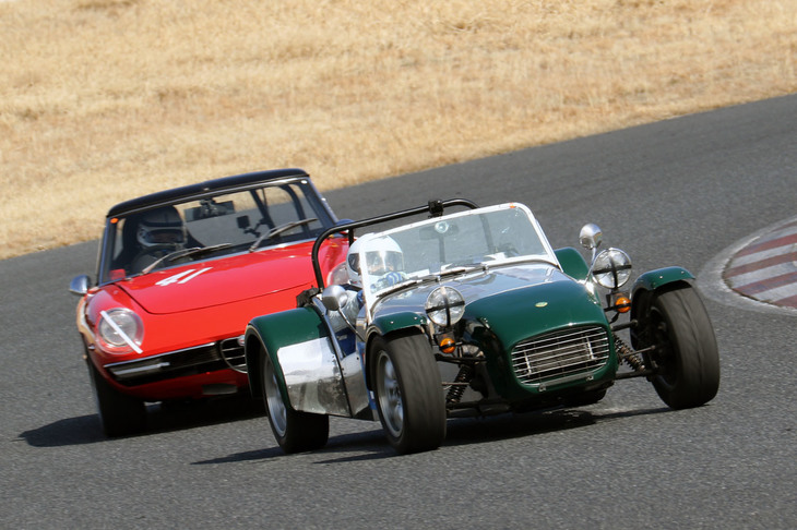 スーパークリスタル／ハイパークリスタル決勝の序盤でトップを争う「ロータス・スーパーセブン」と「アルファ・ロメオ・スパイダー ヴェローチェ」。トラブルが発生したのか中盤からスーパーセブンが遅れはじめ、最終的には完走したものの最下位。アルファ・スパイダーは2位に20秒以上の差をつけて優勝した。