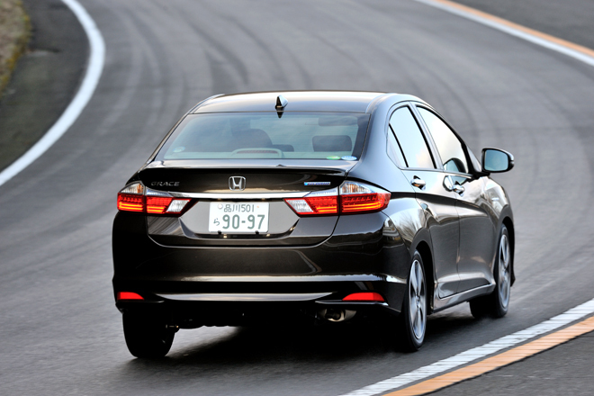 ホンダ・グレイスHYBRID EX
    ボディーサイズ：全長×全幅×全高＝4440×1695×1475mm／ホイールベース：2600mm／車重：1200kg／駆動方式：FF／エンジン：1.5リッター直4 DOHC 16バルブ／モーター：交流同期電動機／トランスミッション：7段AT／エンジン最高出力：110ps/6000rpm／エンジン最大トルク：13.7kgm/5000rpm／モーター最高出力：29.5ps/1313-2000rpm／モーター最大トルク：16.3kgm/0-1313rpm／タイヤ：（前）185/55R16 （後）185/55R16／車両本体価格：221万円