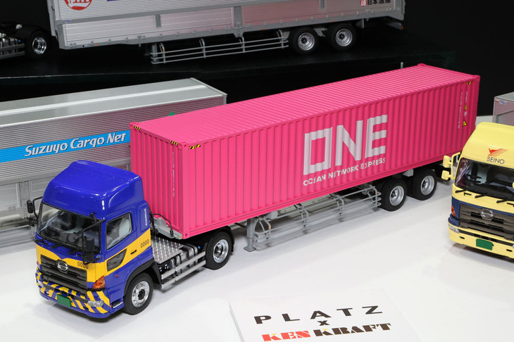 プラッツと秋葉原にあるダンプや重機のモデル専門ショップであるKEN CRAFTのコラボによる1/50ダイキャスト製「日野プロフィアSH 4×2トラクタ 日本トレクス セミトレーラ セット」。実在する数種類の運送会社／船会社のバージョンがそろっている。