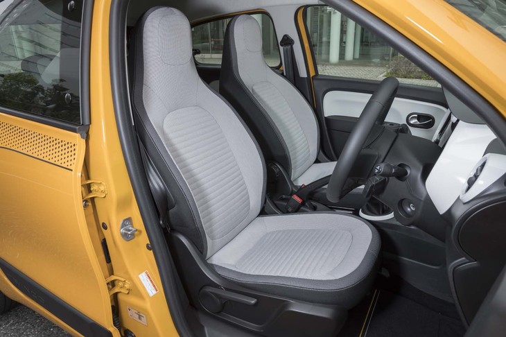 ヘッドレスト一体型のシート。シンプルかつスポーティーなデザインだ。