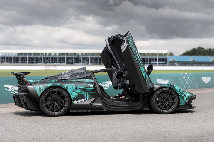 特徴的なディヘドラルドアを持つ「ヴァルハラ」。そのメリットとしては、サイドシルが低くなり、ルーフがカットアウトされているため乗り降りが容易になるといった点が挙げられている。なお、ドアオープン時の上端の高さは2106mmと公表される。