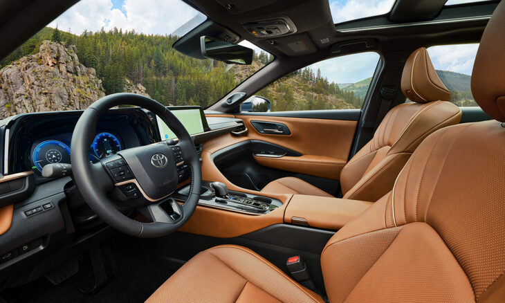 「クラウン シグニア」（北米仕様車）のインテリア。明るいタンカラーの左ハンドル車だけに、アメリカンなムードが濃密にただよう。