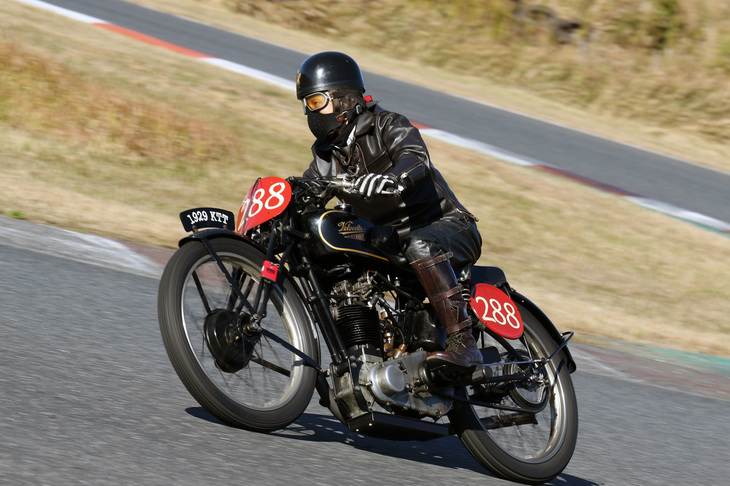 「サラブレッド＆ゴールデンエラ＆プロダクションTT」に出走した1928年「ヴェロセットKTT Mk1」。出走車両中最も古いマシンで、350cc単気筒OHVエンジンを積む。