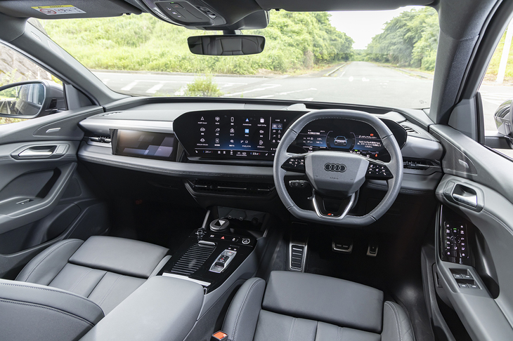 ダッシュボードも含めた左右のドアハンドル間を「ソフトラップ」と呼ばれるトリムで結んだインテリアは包まれ感のある空間だ。メーターとセンターのディスプレイをつなげたスタイルをアウディでは「MMIパノラマディスプレイ」と呼ぶ。