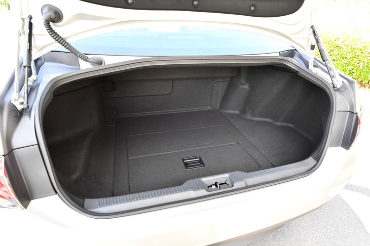 大きな開口部を持つトランクルーム。写真は3.5リッターハイブリッドモデル「Gエグゼクティブ」のもの。