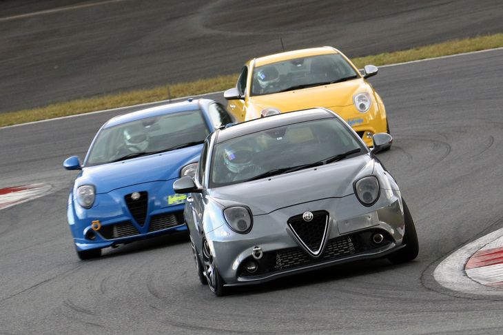 「アルファ・ロメオ チャレンジ」より、激しいトップ争いを展開していた3台の「ミト」。