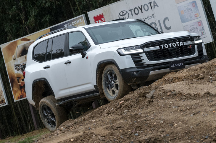 悪路では油圧シリンダーがスタビライザーを解放。タイヤの路面追従性を高める。