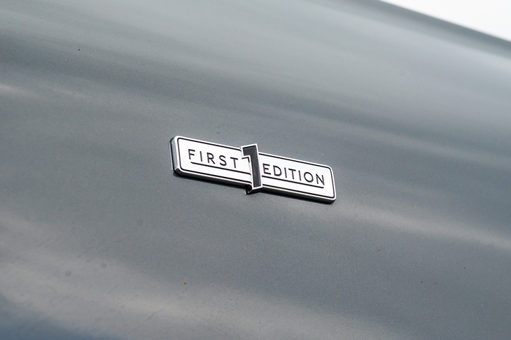 この試乗車は導入記念モデルの「ファーストエディション」。台数限定などではなく、「ファーストエディションスペシフィケーション」（価格は530万円余り）なるオプションの装着によって成立している