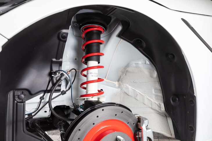 足まわりには、5段階減衰力調整機構付きの専用サスペンションが装着されている。