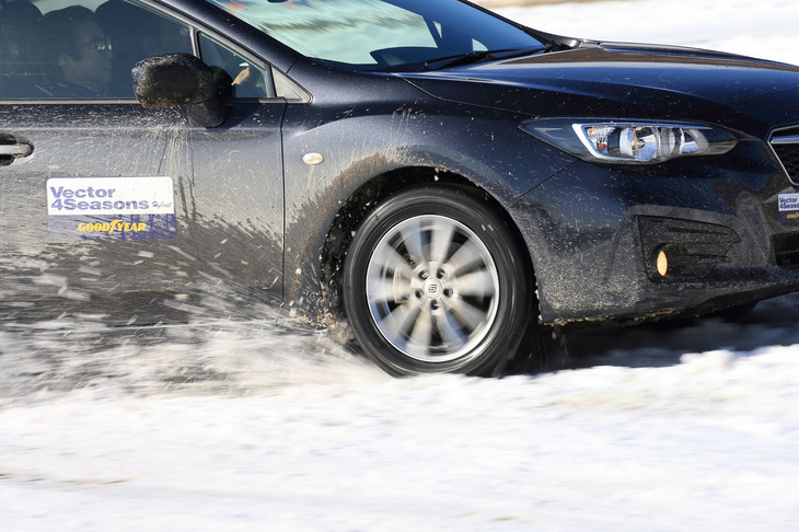 特設コースを走行する「グッドイヤー・ベクター4シーズンズ ハイブリッド」を装着した「スバル・インプレッサ」。