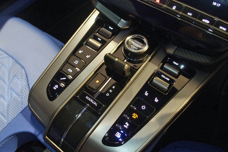 アストンマーティン・ヴァンキッシュ（センターコンソールパネル）