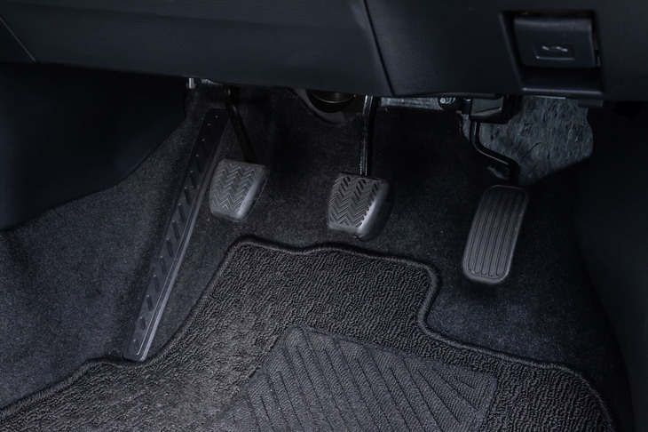 1.2リッター直4ターボエンジン搭載の「カローラ ツーリングW×B」は6段MTのみの設定。ペダルはつり下げ式で、幅は狭いが左側にフットレストも用意されている。