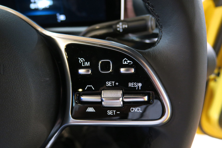 メルセデス・ベンツCLA200dシューティングブレーク（アダプティブクルーズコントロールの操作スイッチ）