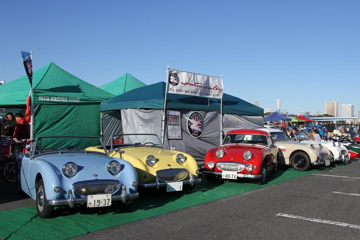 ここからはオーナーズクラブのクラブスタンド。「オースチン・ヒーレー・クラブ・オブ・ジャパン」は通称“カニ目”こと「オースチン・ヒーレー・スプライトMk1」を5台そろえた。