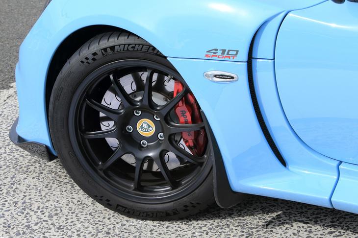 足まわりではタイヤサイズの変更も大きなポイント。前：215/45ZR17、後ろ：285/30ZR18というサイズは、サーキット走行を重視する「カップ」シリーズと同じで、前身にあたる「スポーツ380」より、リアタイヤが2cmワイド化されている。